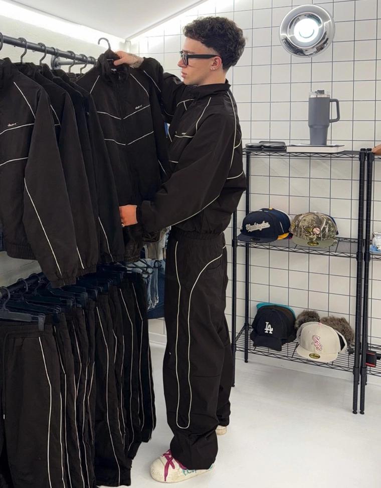 Высокотехнологичные брюки очень свободного кроя