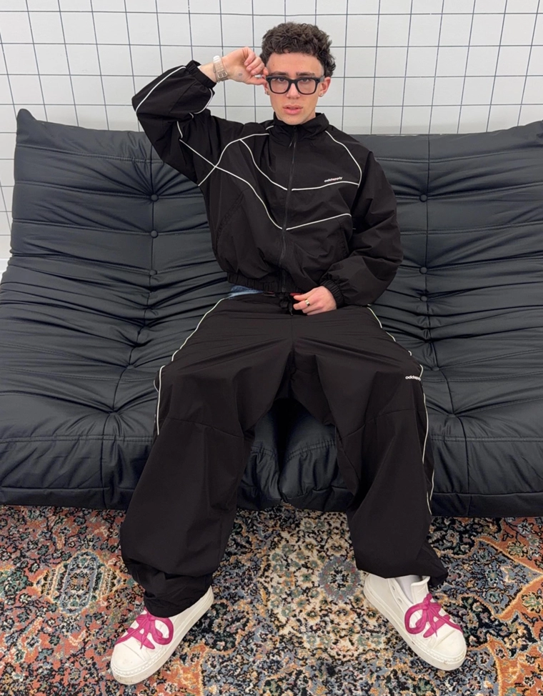 Высокотехнологичные брюки очень свободного кроя