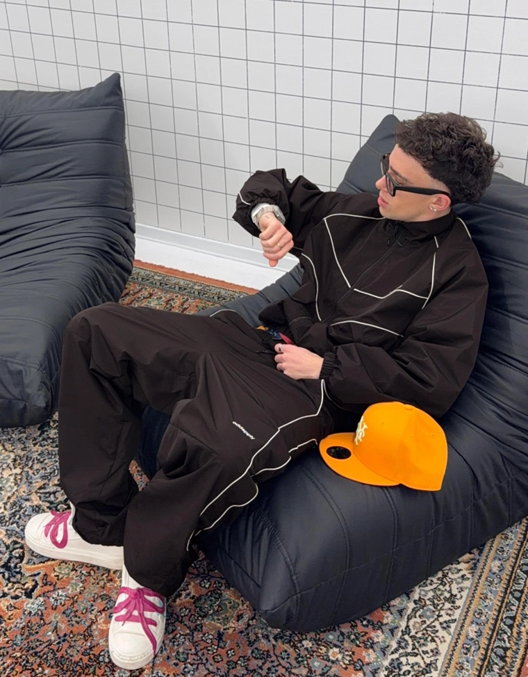 Высокотехнологичные брюки очень свободного кроя