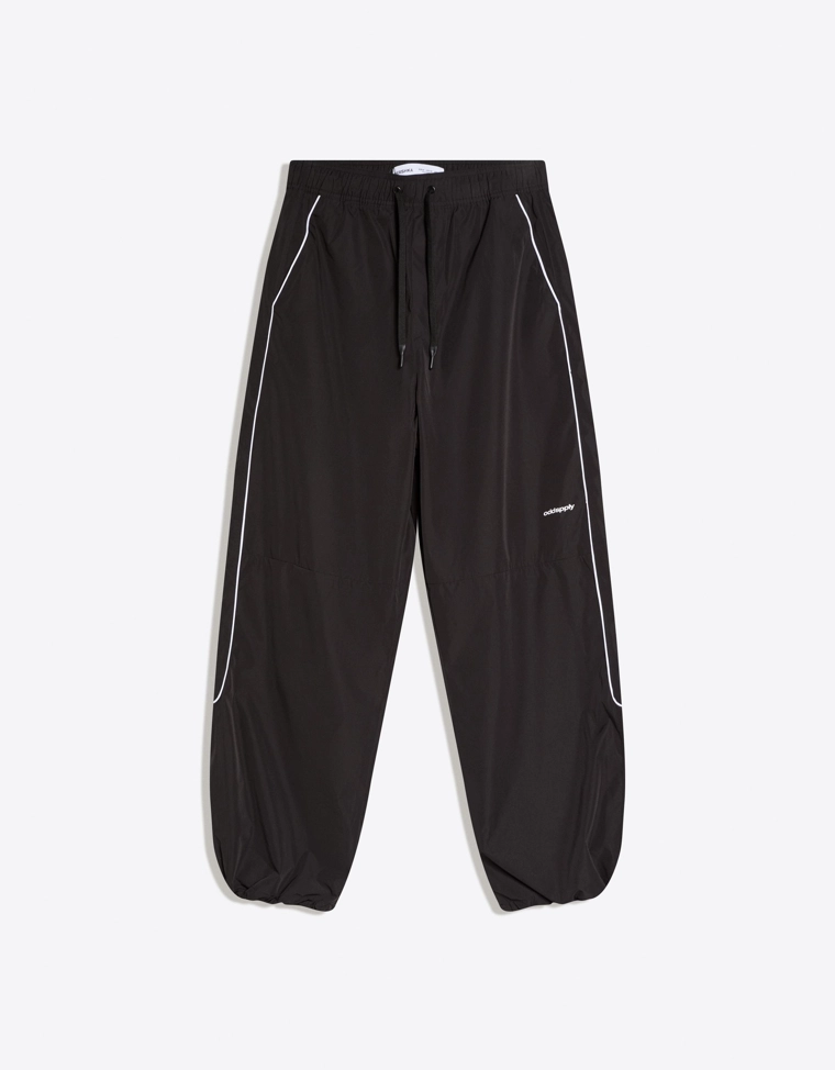 Высокотехнологичные брюки очень свободного кроя