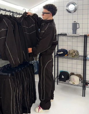 Высокотехнологичные брюки очень свободного кроя- Заказать в России