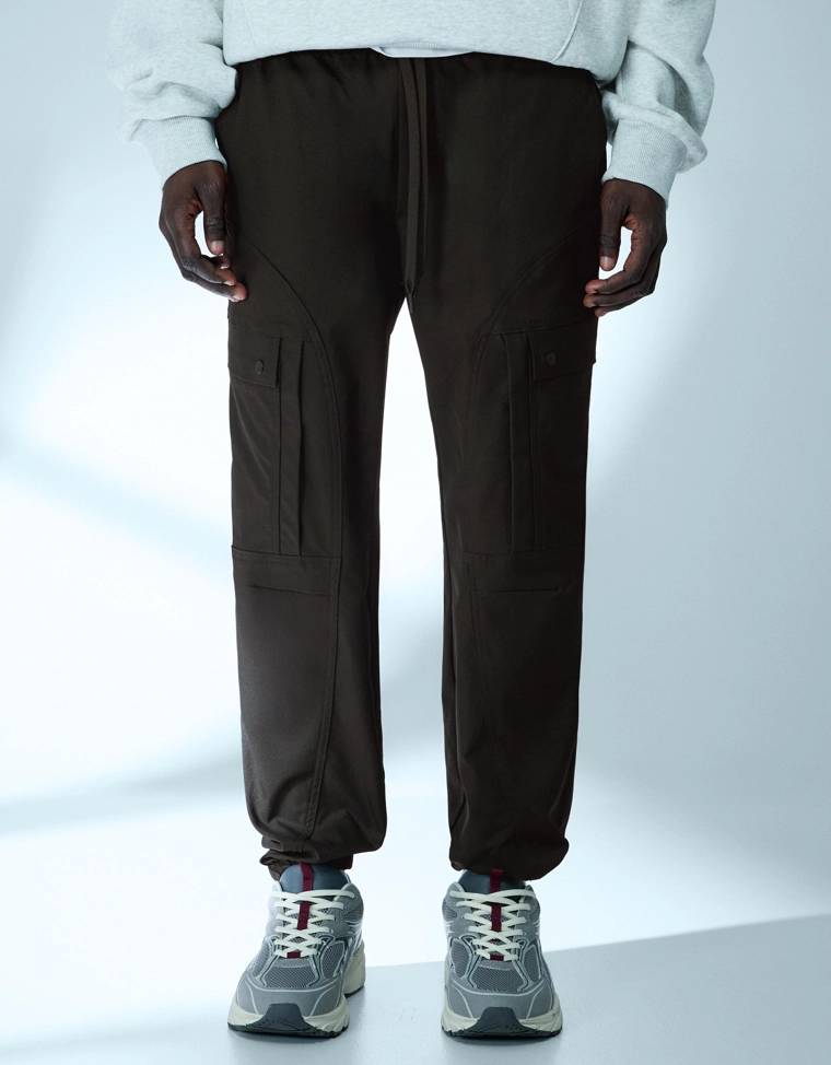 Зауженные брюки карго из высокотехнологичной ткани