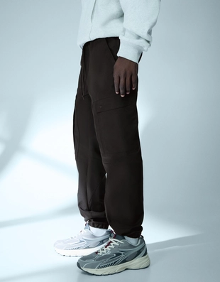 Зауженные брюки карго из высокотехнологичной ткани- Заказать в России