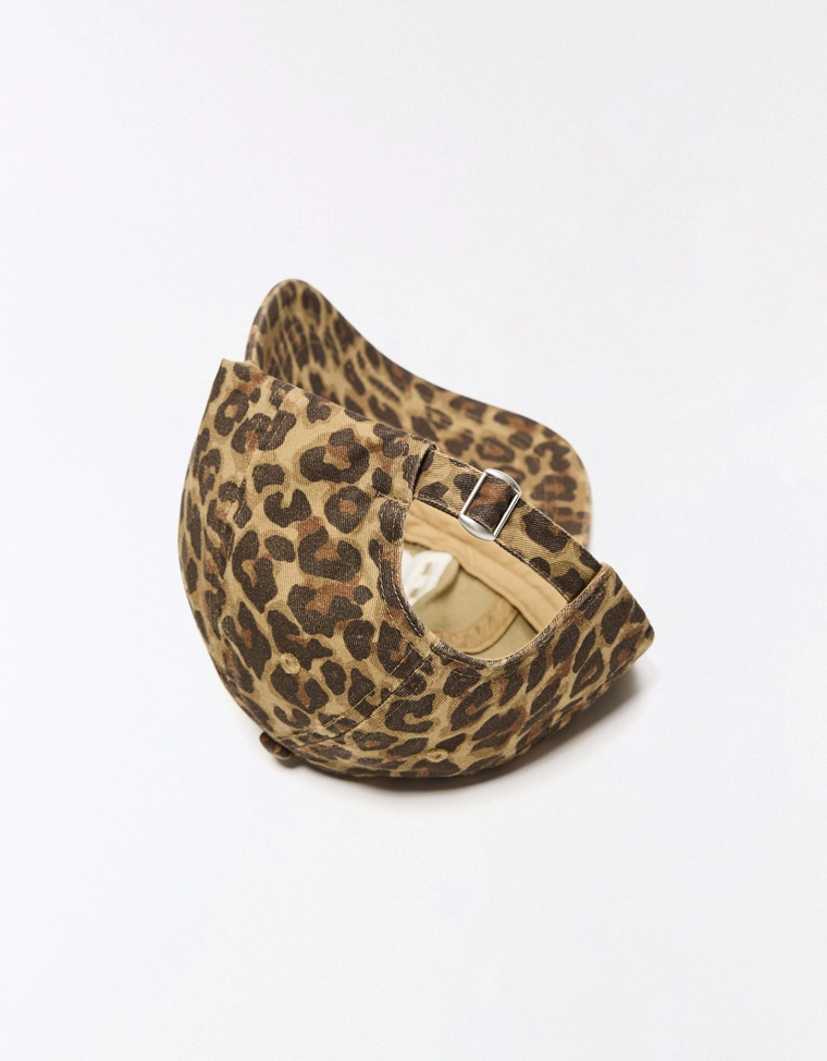 Кепка с анималистическим принтом и вышивкой