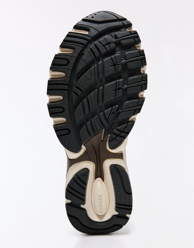 Кроссовки с контрастными вставками