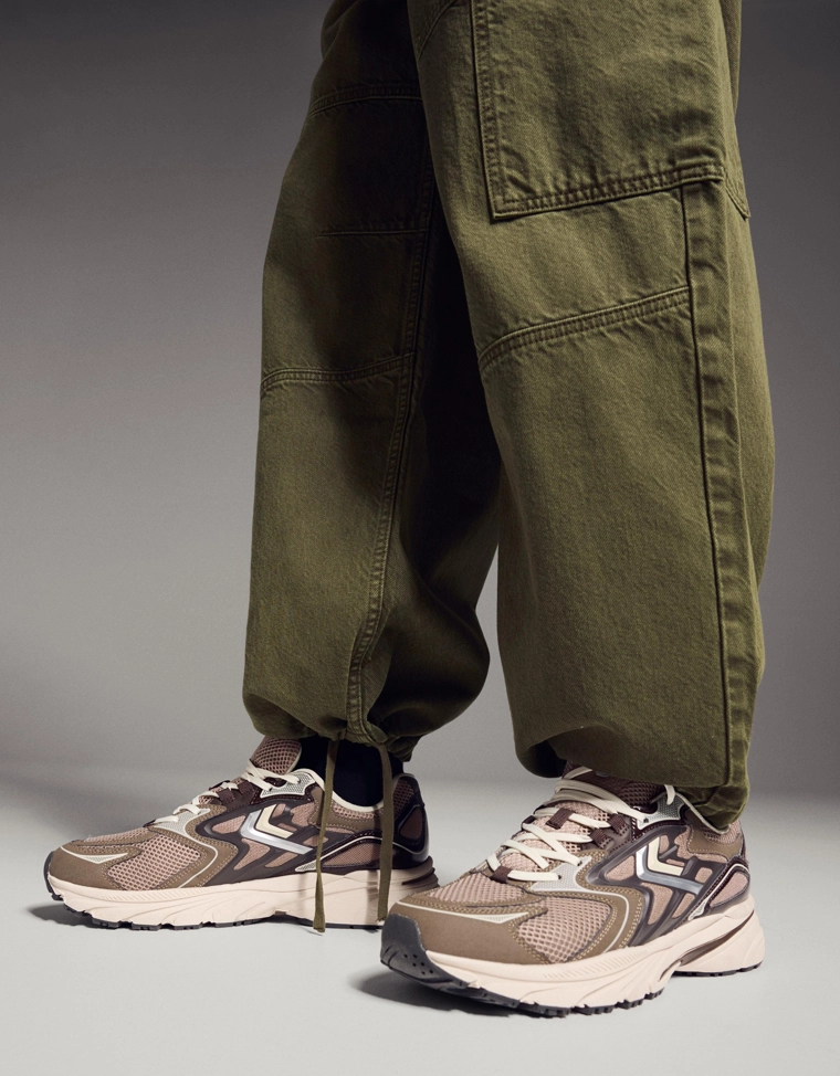 Кроссовки с контрастными вставками