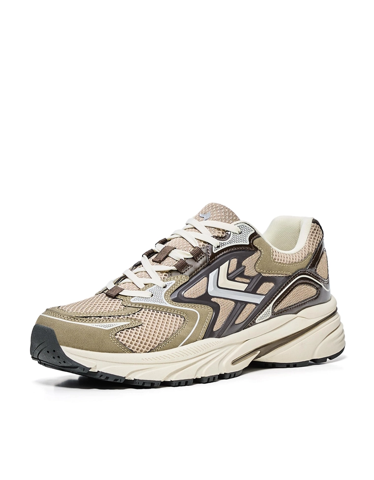 Кроссовки с контрастными вставками