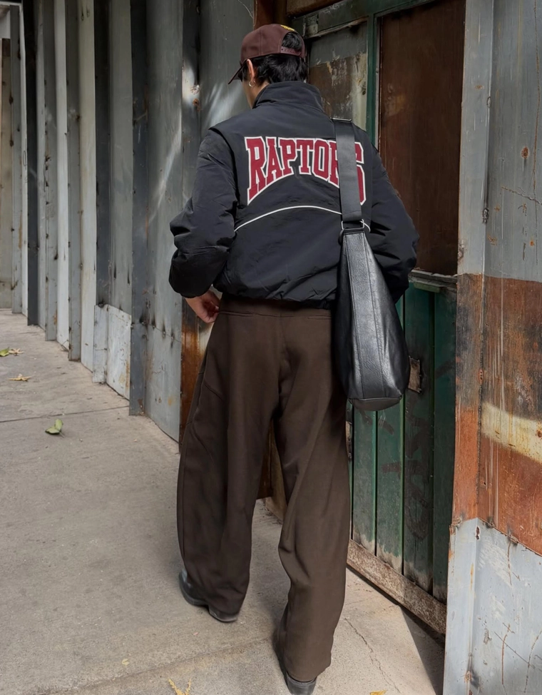 Брюки barrel приталенного кроя с разрезами