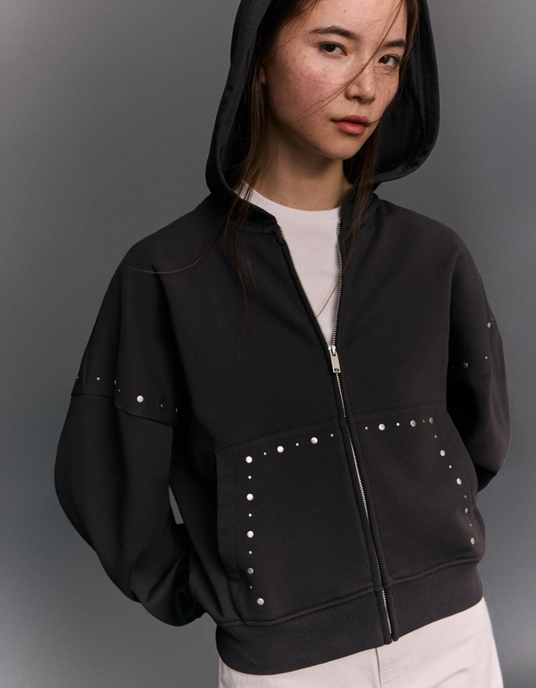 Худи на молнии с заклепками