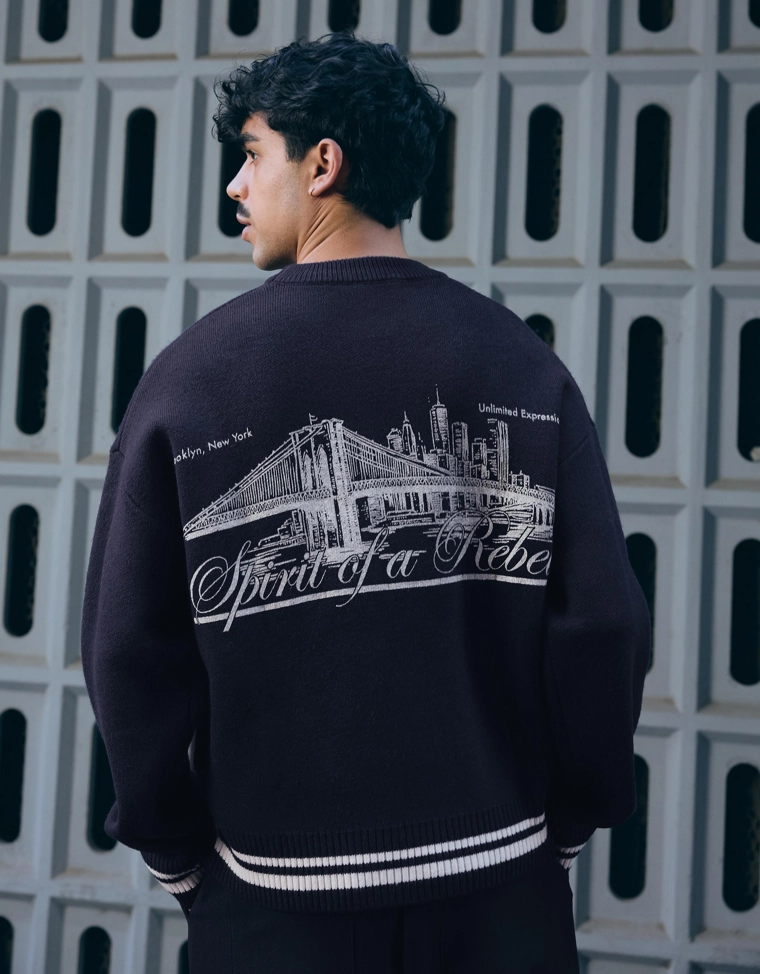 Свитер с вышивкой