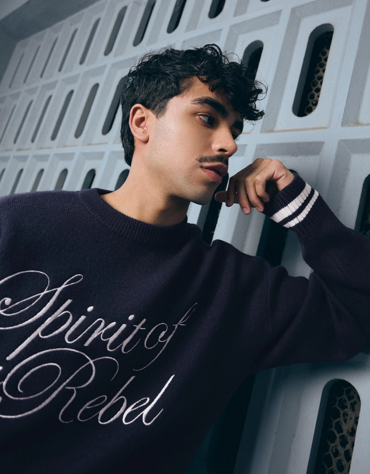 Свитер с вышивкой