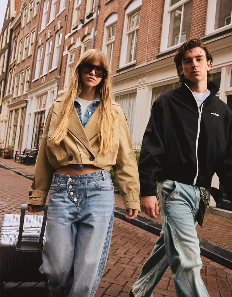 Low-rise wide-leg barrel jeans with front buttons