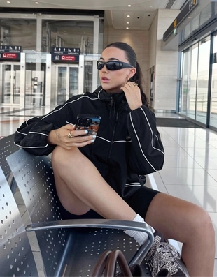 Куртка из высокотехнологичной ткани с капюшоном- Заказать в России