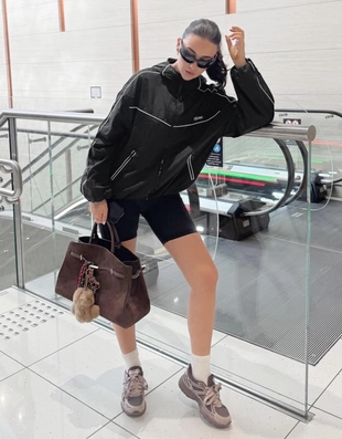 Куртка из высокотехнологичной ткани с капюшоном- Заказать в России