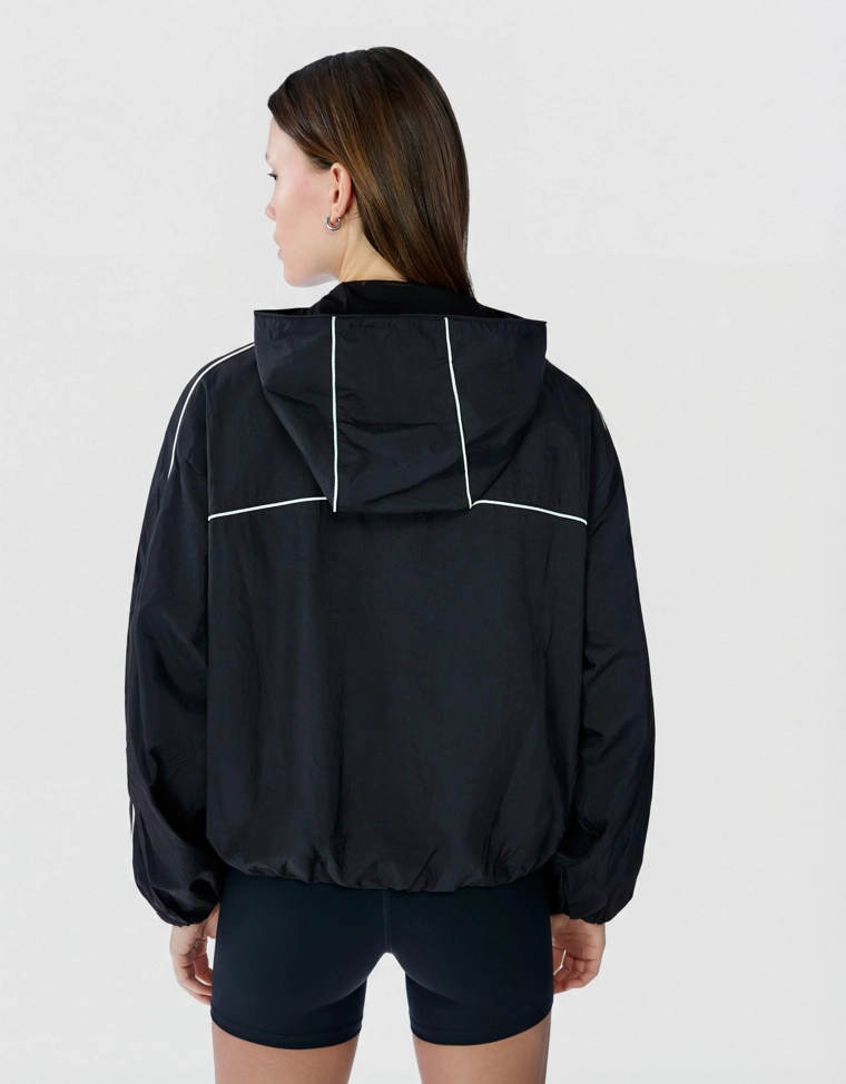 Куртка из высокотехнологичной ткани с капюшоном