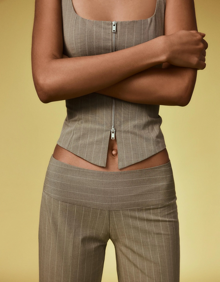 Брюки с широким поясом и низкой посадкой