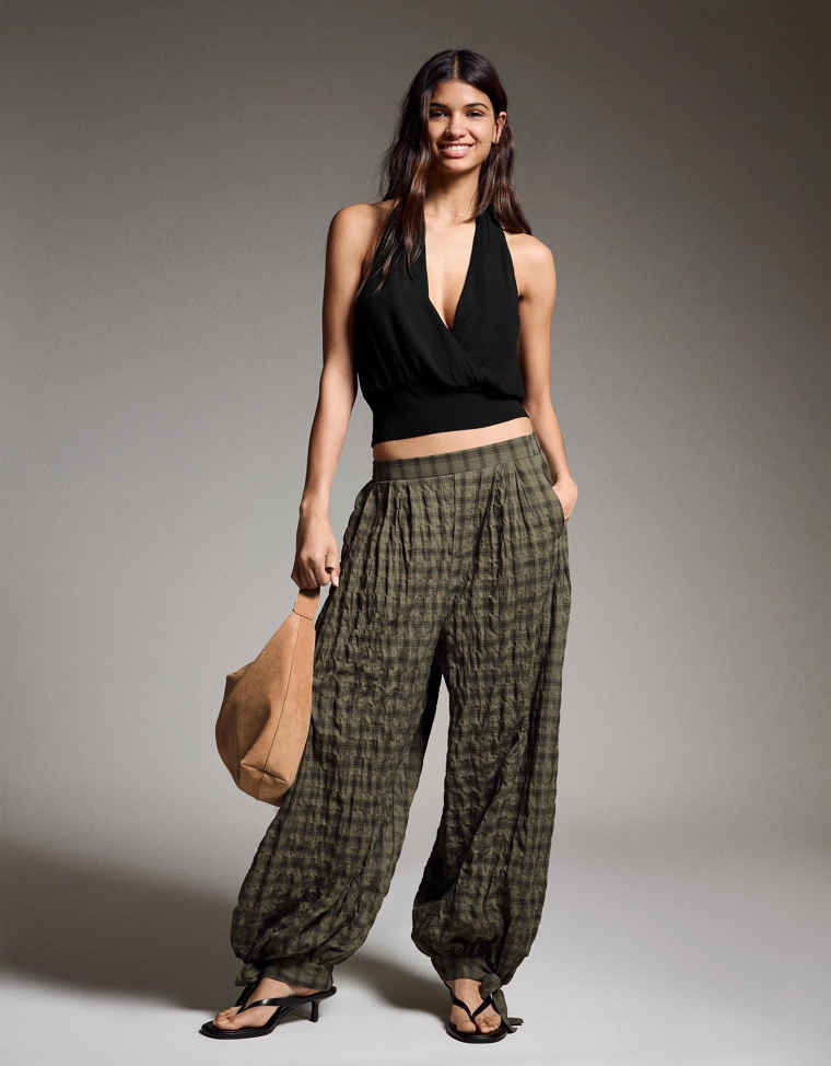 Топ с запахом и горловиной халтер