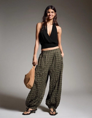 Топ с запахом и горловиной халтер- Заказать в России