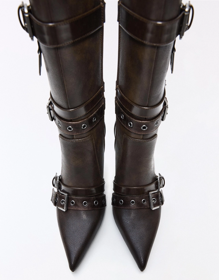 Сапоги на каблуке с пряжками