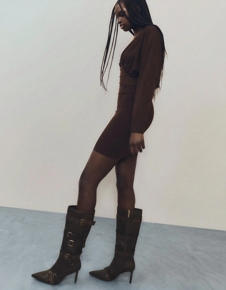 Сапоги на каблуке с пряжками