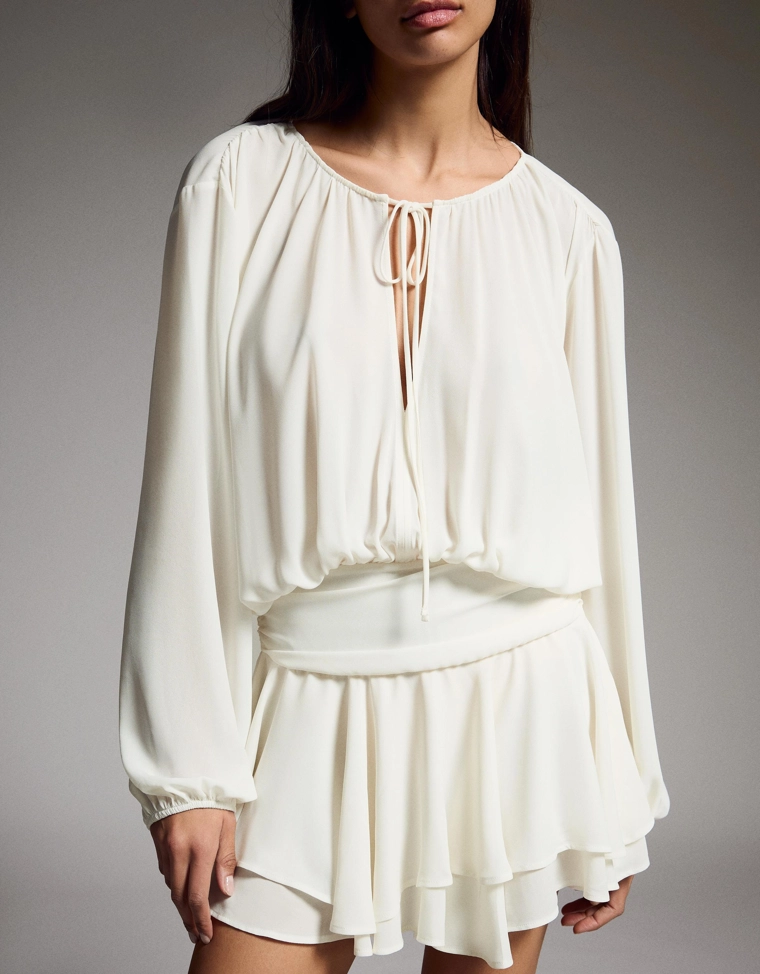 Мини-платье с расклешенной юбкой и поясом