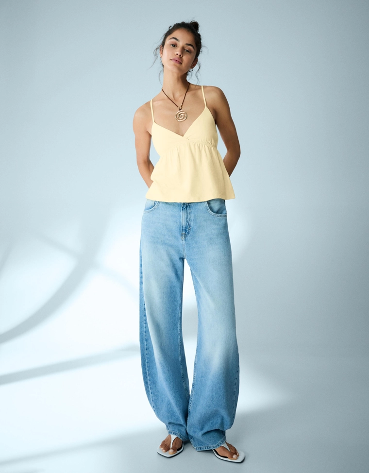 Топ на бретелях и с воланами