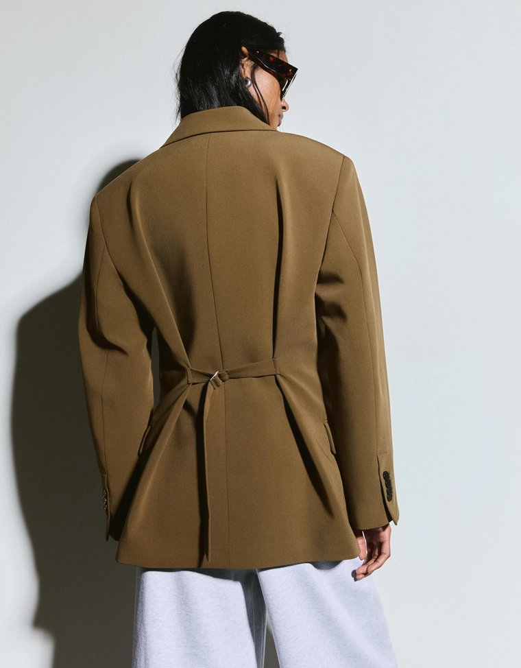 Блейзер с пряжкой сзади