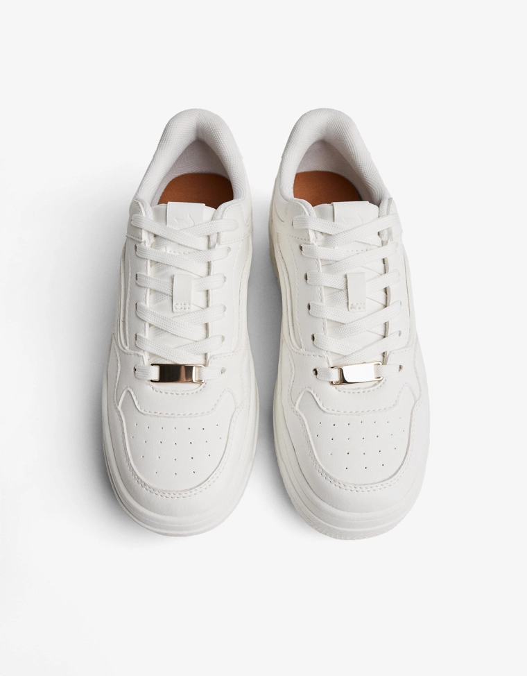 Кроссовки на толстой подошве