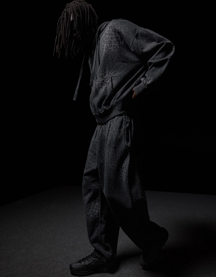 Брюки-бананы с анималистическим принтом