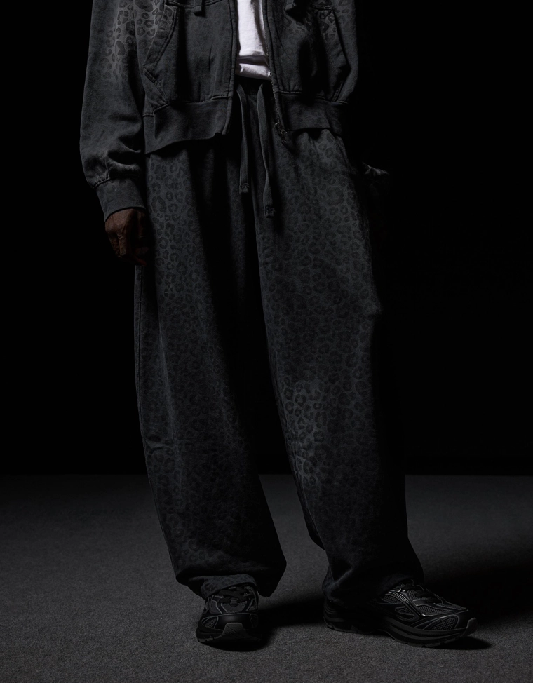 Брюки-бананы с анималистическим принтом