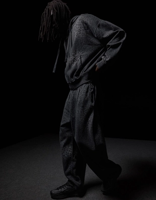 Брюки-бананы с анималистическим принтом- Заказать в России