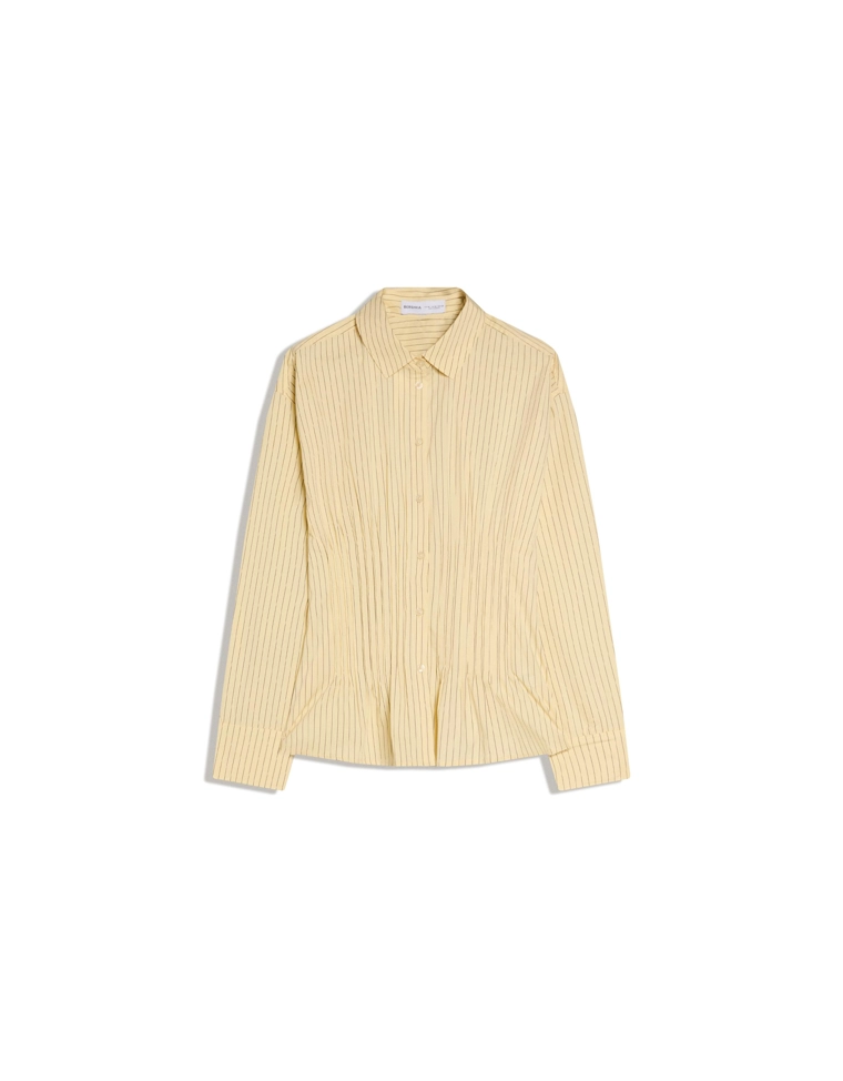 Приталенная рубашка с защипами