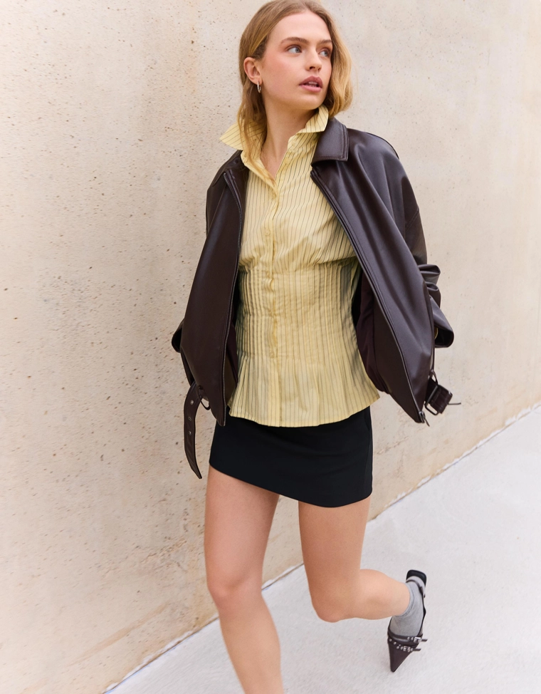 Приталенная рубашка с защипами