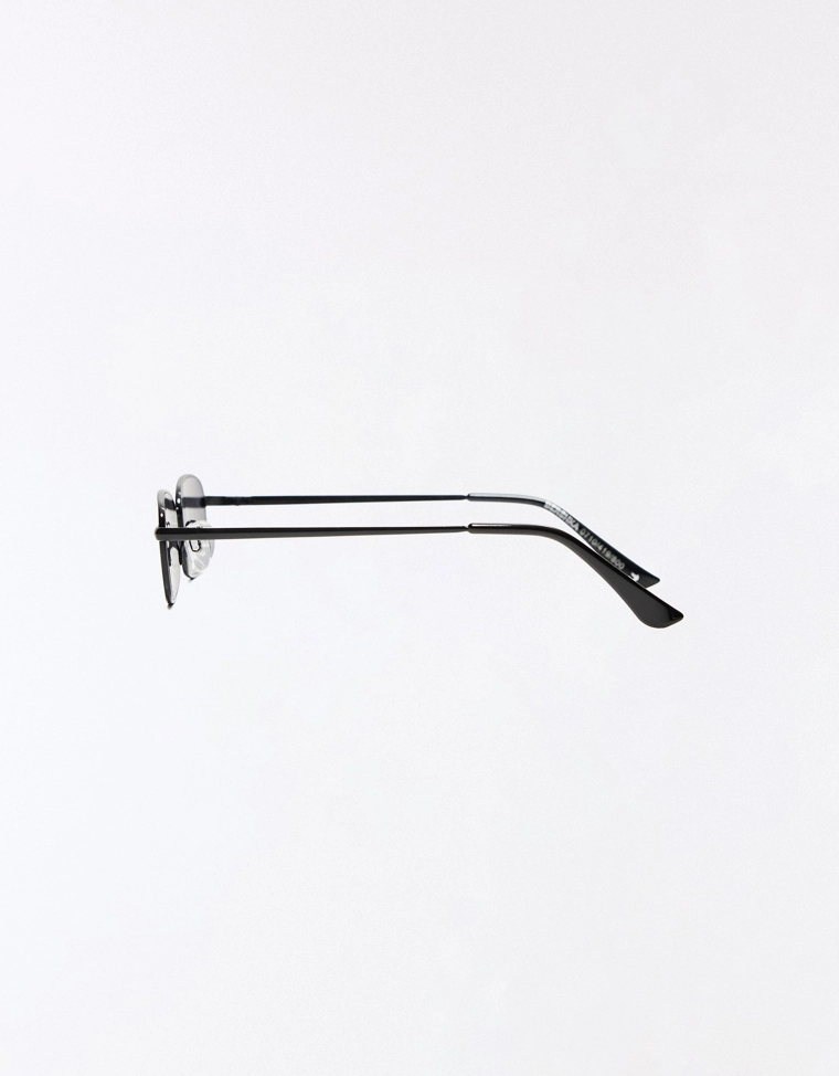 Солнцезащитные очки в прямоугольной оправе