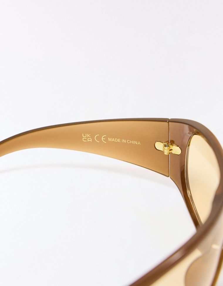 Солнцезащитные очки в пластмассовой оправе