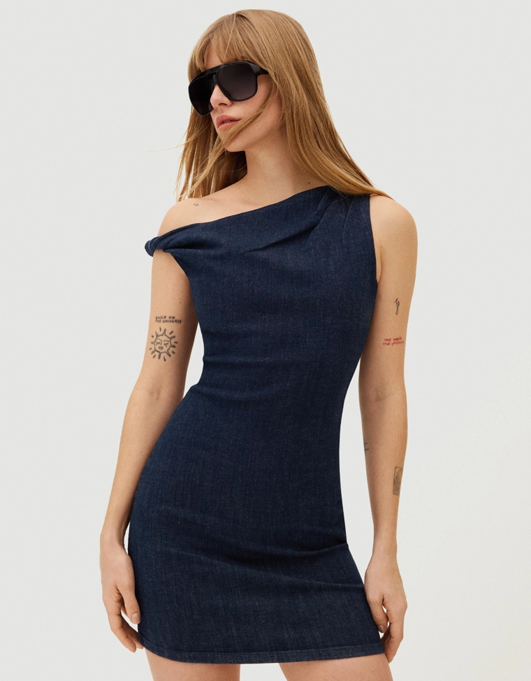 Джинсовое мини-платье с открытыми плечами