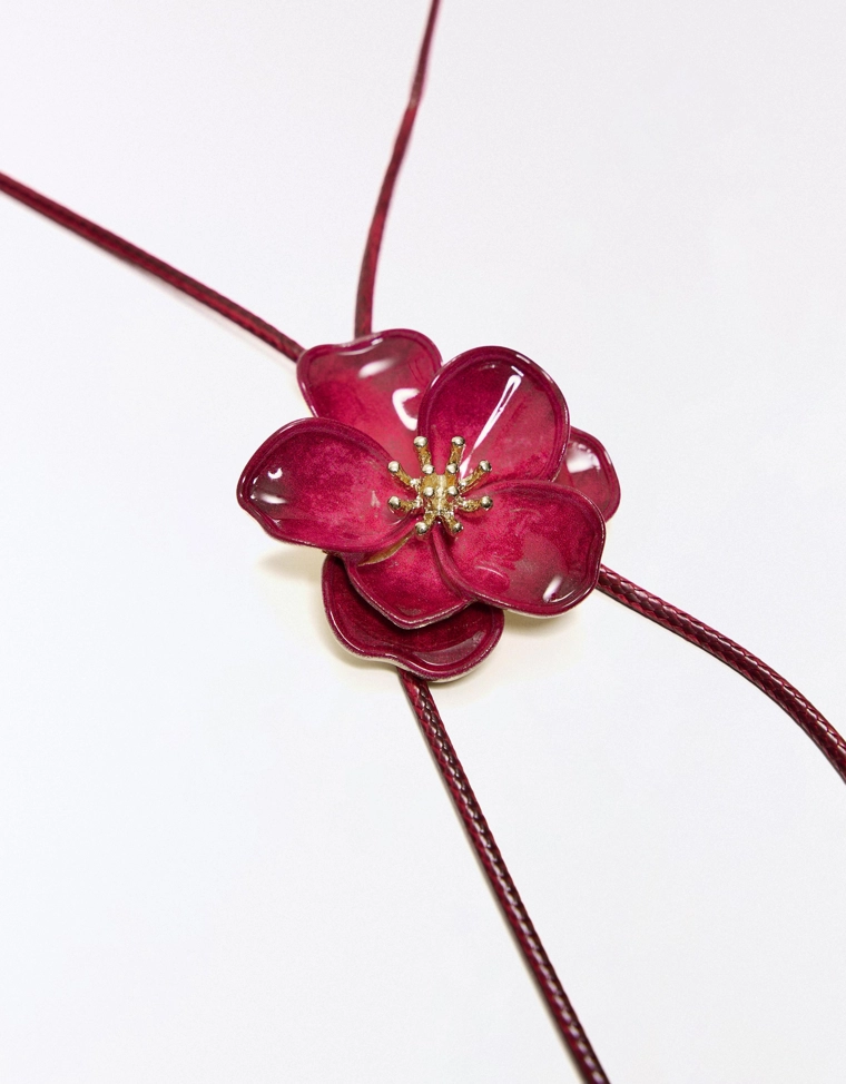 Ожерелье из шнура с цветком