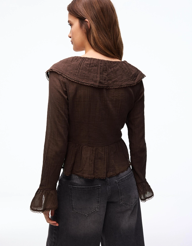 Блуза в стиле рустик с длинными рукавами и воланами