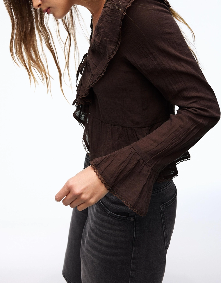 Блуза в стиле рустик с длинными рукавами и воланами