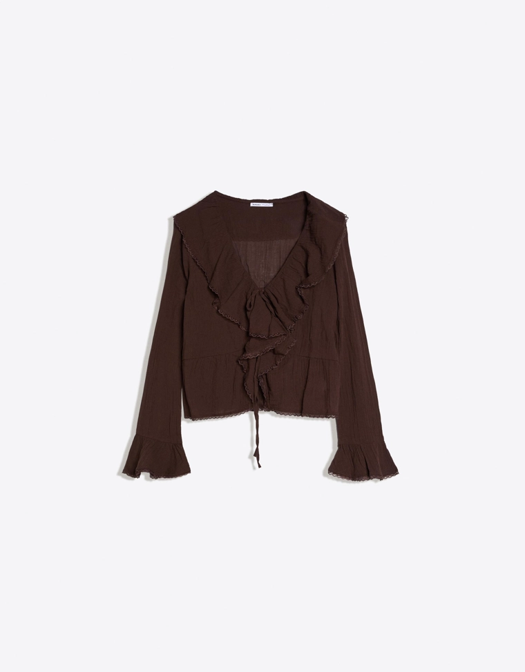 Блуза в стиле рустик с длинными рукавами и воланами