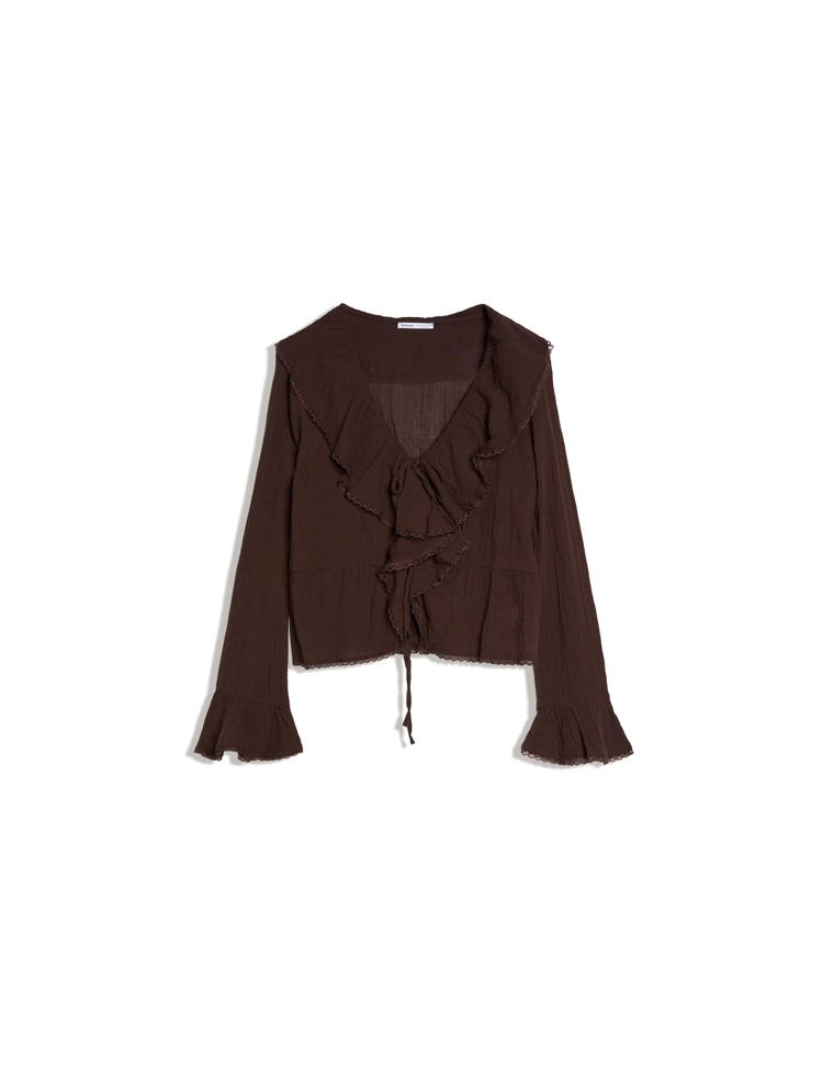 Блуза в стиле рустик с длинными рукавами и воланами