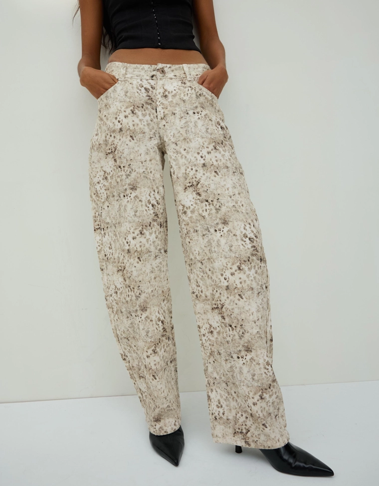 Джинсы свободного кроя с низкой посадкой и принтом