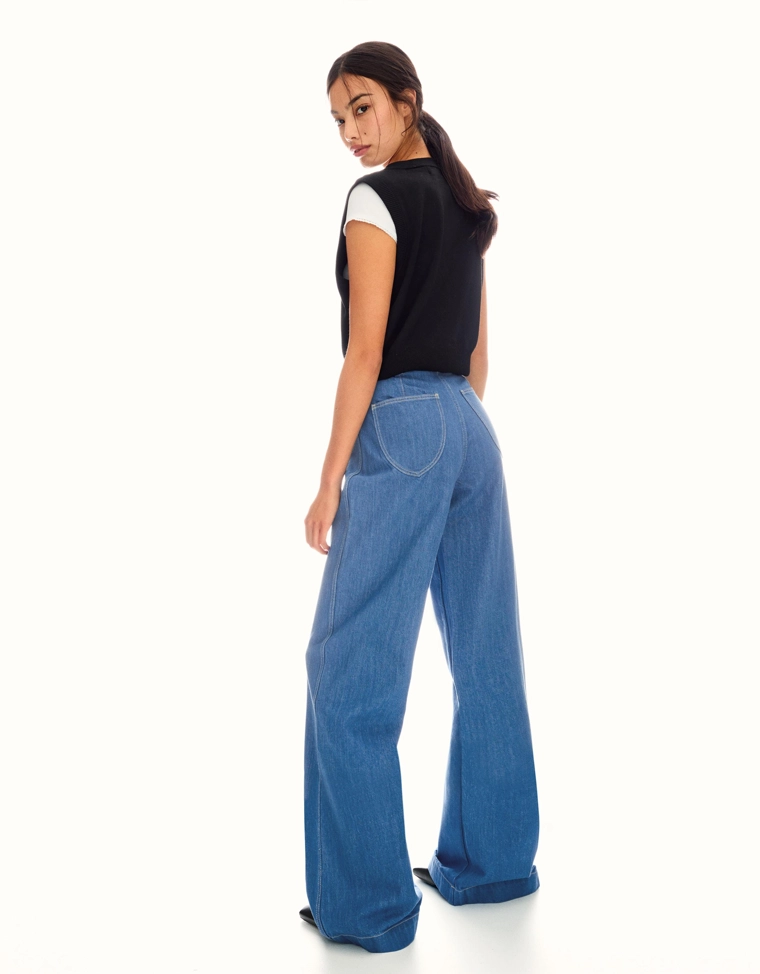 Джинсы с широкими штанинами