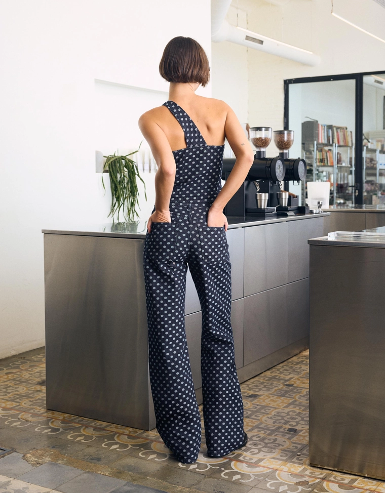 Джинсы прямого кроя с широкими штанинами и принтом в горошек