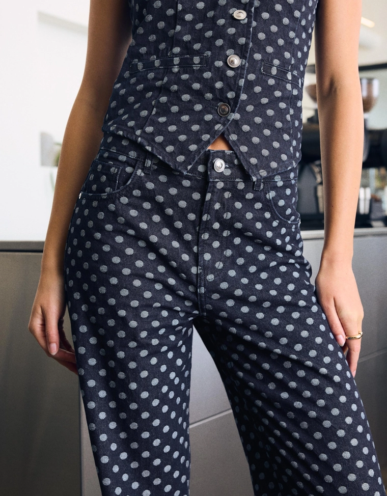 Джинсы прямого кроя с широкими штанинами и принтом в горошек