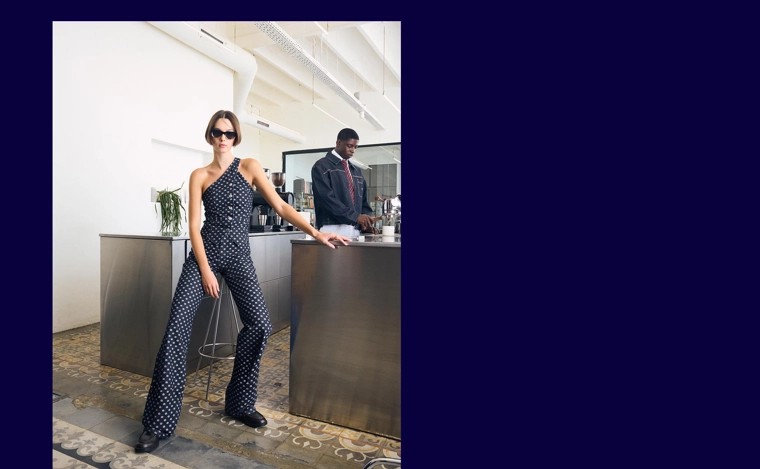 Джинсы прямого кроя с широкими штанинами и принтом в горошек