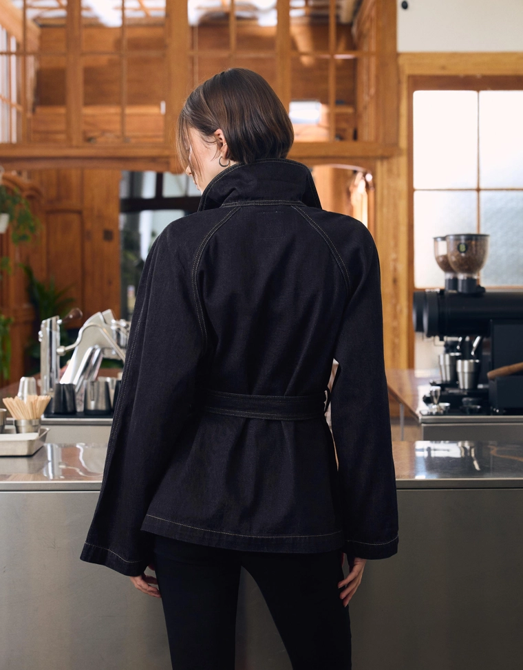 Джинсовая куртка с ремнем