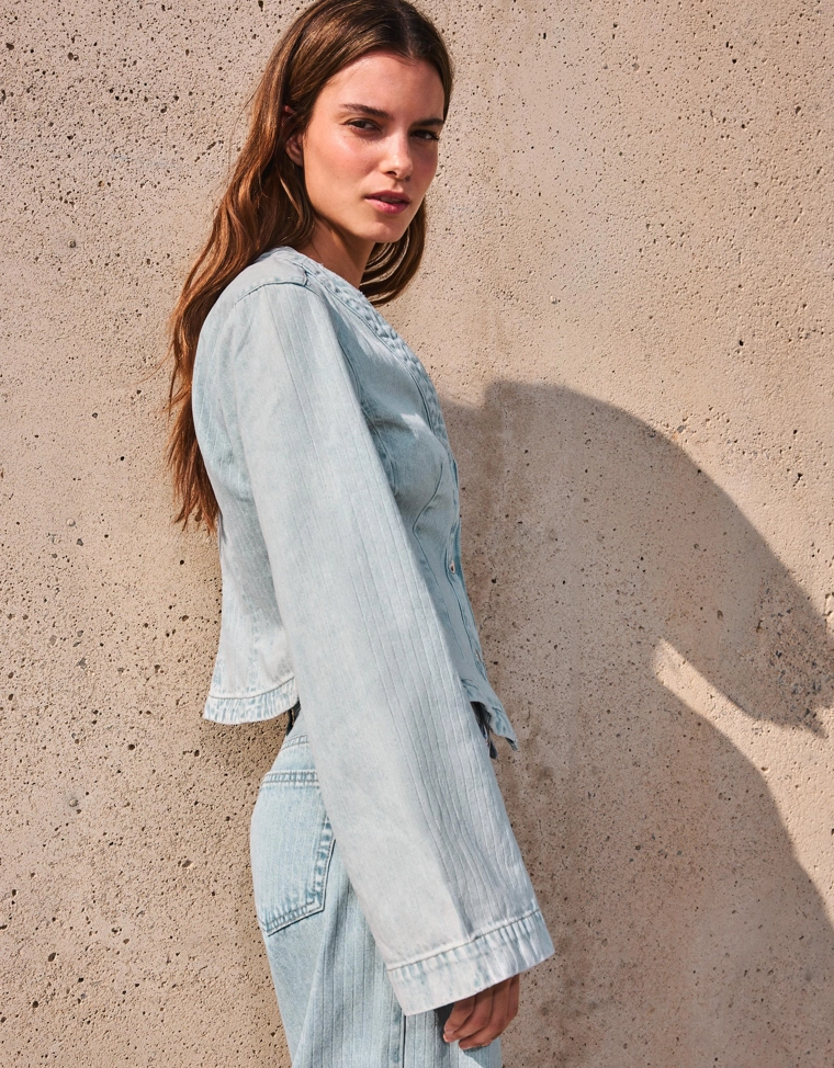 Джинсовая куртка с баской в полоску