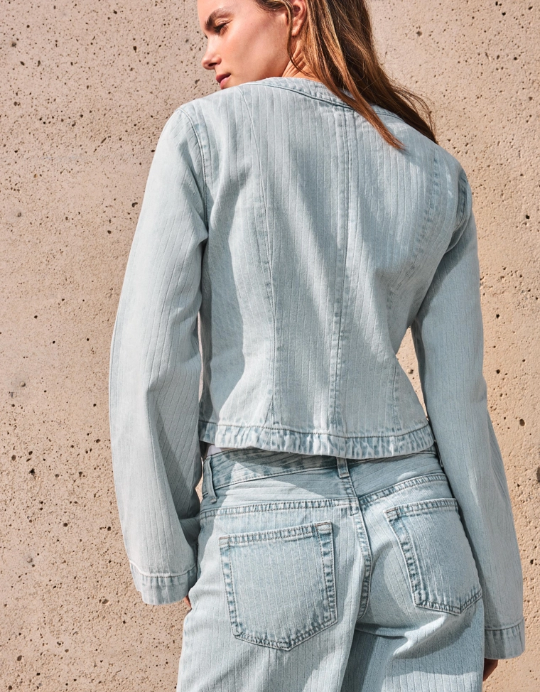 Джинсовая куртка с баской в полоску