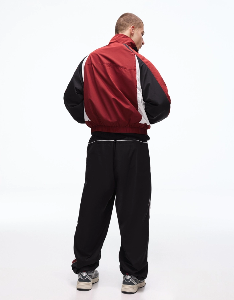 Куртка в спортивном стиле из высокотехнологичной ткани